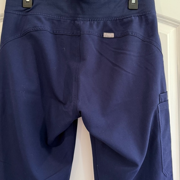 FIGS Kade Cargo Scrub Pants in Navy Blue (S-Tall) - Picture 4 of 6